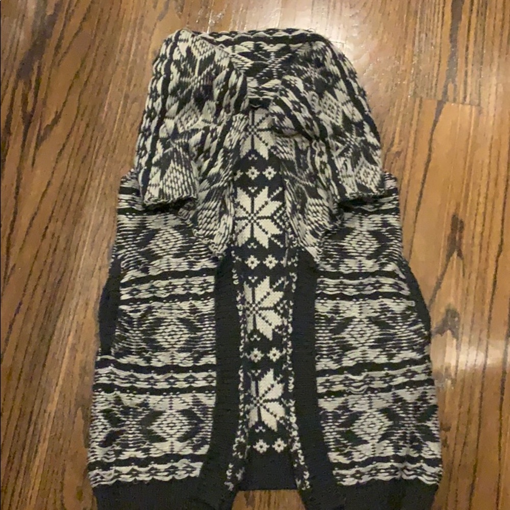 Beautiful knit sweater vest with big collar